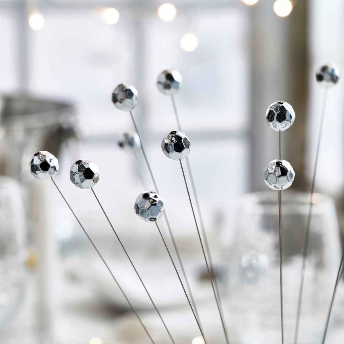 La decorazione Fröjda strobosfera effetto cromato crea sulla tavola degli originali riflessi di luce che donano un tocco allegro e festoso anche alla tavola più importante. Il suo scintillio è perfetto per la tavola delle Feste. Prezzo 9,95 euro.