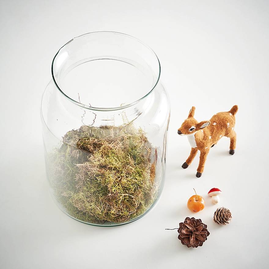 Per creare il paesaggio all'interno
dei contenitori in vetro, sistemare
il muschio sul fondo del barattolo, poi aggiungere gli altri elementi decorativi, come pigne, fruttini e animaletti
del bosco: perfetti cervi, cerbiatti e renne. Per creare il paesaggio all'interno
dei contenitori in vetro, sistemare
il muschio sul fondo del barattolo, poi aggiungere gli altri elementi decorativi, come pigne, fruttini e animaletti
del bosco: perfetti cervi, cerbiatti e renne.