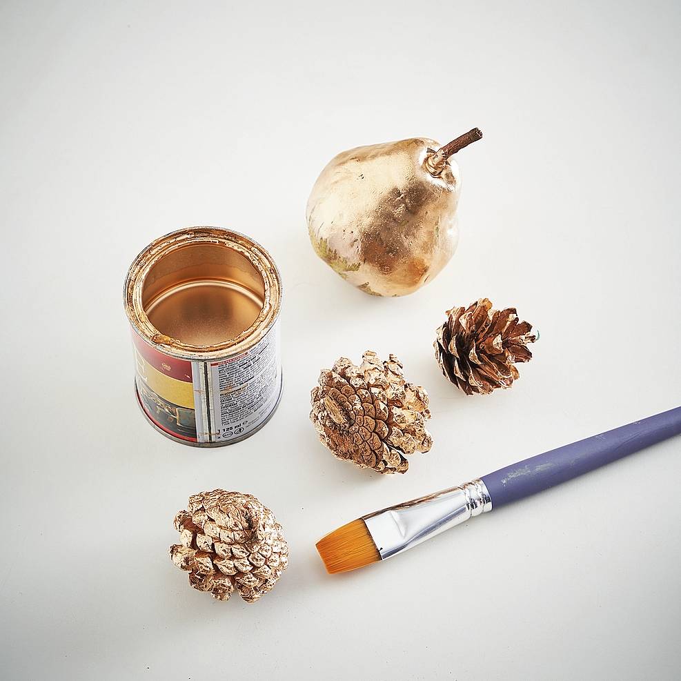 Per aggiungere un tocco di luce, decorare con l’oro acrilico e il pennello,
o con una bomboletta spray, anche pigne, frutta fresca e frutta secca; possono essere impiegati a tavola come segnaposto
o sistemati su mobili, davanzali o mensole come elementi ornamentali. Per aggiungere un tocco di luce, decorare con l’oro acrilico e il pennello,
o con una bomboletta spray, anche pigne, frutta fresca e frutta secca; possono essere impiegati a tavola come segnaposto
o sistemati su mobili, davanzali o mensole come elementi ornamentali.