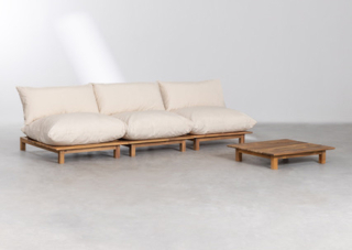 Il divano modulare reclinabile in 3 pezzi Brina di Sklum con tavolino in legno di acacia si presenta come una soluzione pratica che si adatta allo spazio che hai a disposizione, offrendo diverse possibilità compositive. I cuscini sono stati realizzati con materiali di prima qualità, le loro fodere sono in poliestere con un'imbottitura in poliuretano espanso tritato con una densità di 20 kg/m³ . Sfoderabile grazie alle cerniere, il tessuto è impermeabile e include lacci con cui puoi legare il cuscino dello schienale alla struttura. La base di tutti i moduli è completamente realizzata in legno di acacia. Misura 282 x p118 x H 47/79 cm. Con tavolino in legno di acacia BRINA, prezzo 749,95 euro. www.sklum.it