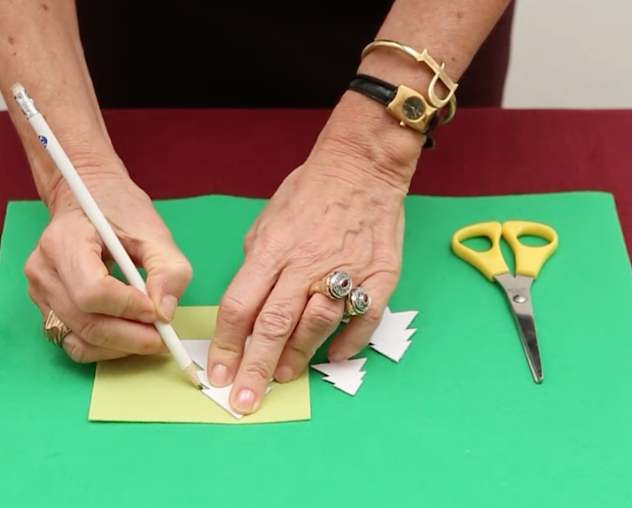 Aiutandosi con tre sagome di misure diverse disegnare con la matita tanti alberelli usando avanzi di carta colorata, stoffa, feltro Aiutandosi con tre sagome di misure diverse disegnare con la matita tanti alberelli usando avanzi di carta colorata, stoffa, feltro