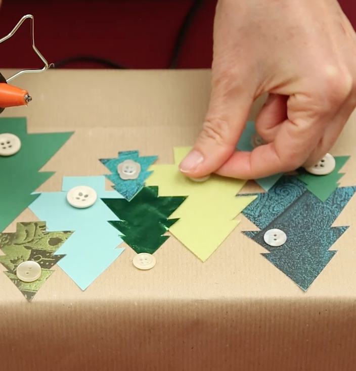 Ornarli con bottoncini bianchi usando la colla a caldo per fissarli Ornarli con bottoncini bianchi usando la colla a caldo per fissarli