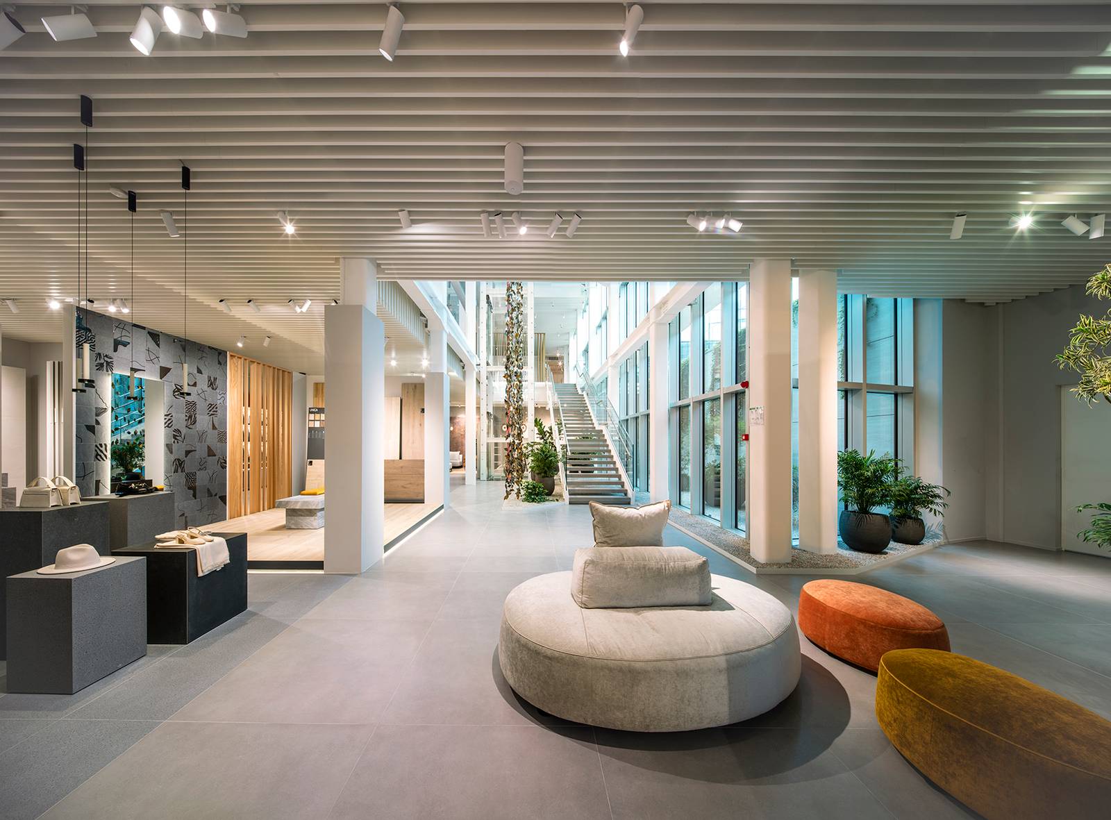 Nuova sede Ceramiche Keope, Casalgrande (RE). Progetto showroom: Pierluigi Molteni Architetti