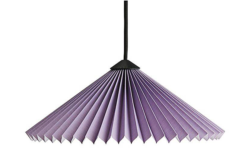 Matin Pendant 300 Lavander di Hay è una lampada a sospensione con paralume plissettato in tessuto di cotone accoppiato a un foglio di Pvc. In più colori, misura Ø 30 x H 11,5 cm. Su www.finnishdesignshop.it costa 164 euro. hay.dk Matin Pendant 300 Lavander di Hay è una lampada a sospensione con paralume plissettato in tessuto di cotone accoppiato a un foglio di Pvc. In più colori, misura Ø 30 x H 11,5 cm. Su www.finnishdesignshop.it costa 164 euro. hay.dk