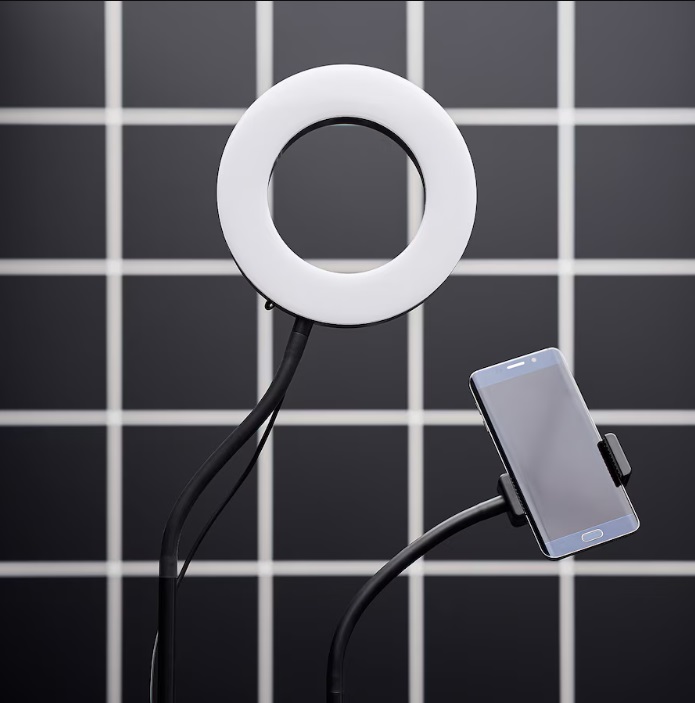 La luce Led ad anello con supporto per telefono Lånespelare è il regalo giusto per gli amanti dei social. La forma circolare della luce, infatti, illumina il viso e mette in risalto gli occhi; l'intensità luminosa si può regolare e si può anche passare da una luce calda ad una luce fredda. Il supporto tiene ben fermo il cellulare durante le riprese. Sia la luce che il supporto per lo smartphone si possono regolare a 360° per ottenere sempre l'angolazione migliore. Prezzo 29,95 euro.