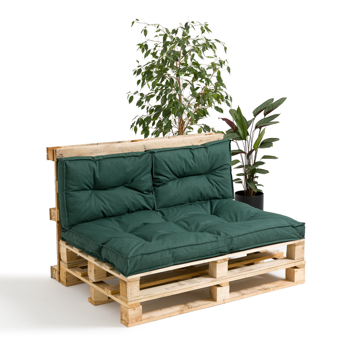 Samara di La Redoute è un materasso verde da esterno per divano in pallet, disponibile anche antracite e rosso. Il rivestimento è 70% cotone, 30% poliestere; l'imbottitura è per 80% poliuretano e 20% poliestere. Cuscino schienale venduto separatamente. Misura 80 x 120 cm. Prezzo 51,99 euro. www.laredoute.it