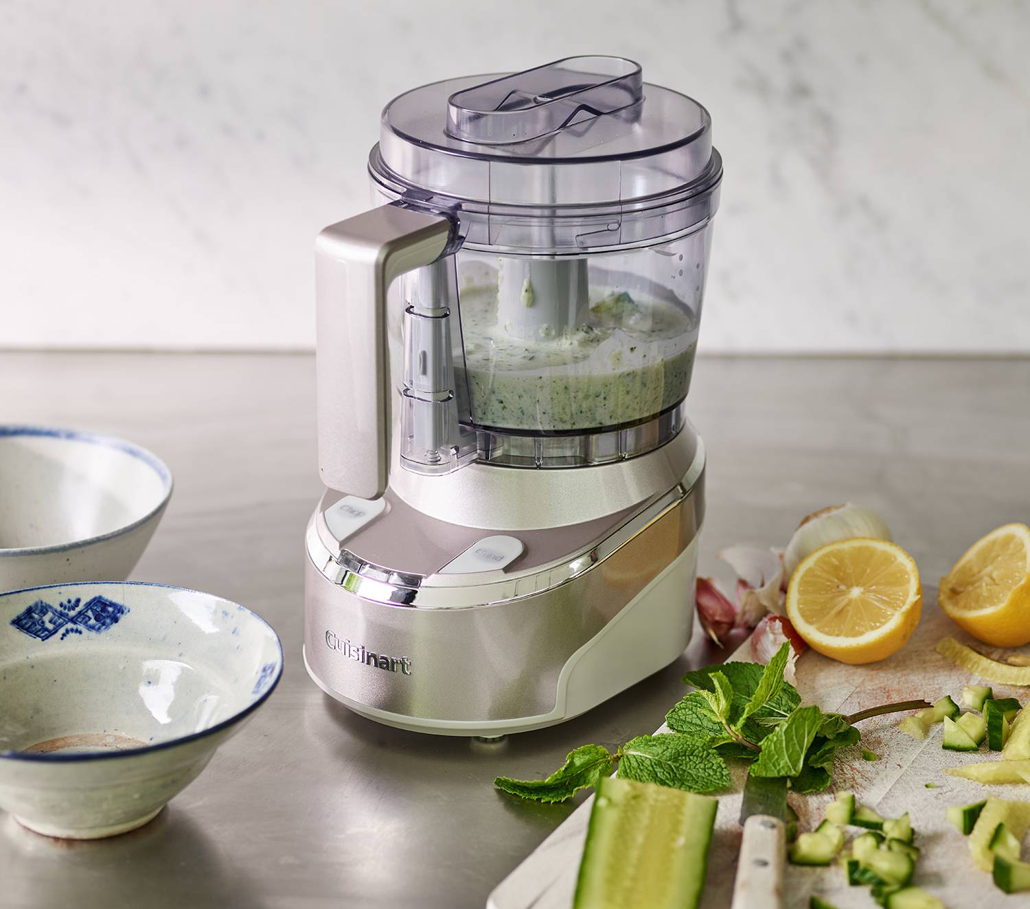 Molto comodo da utilizzare perché cordless, il minitritatutto Mini Prep Pro di Cuisinart funziona con batterie al litio ricaricabili. Può tritare e macinare e ha ciotola capiente 900 ml. Scodella, coperchio, lame e spatola sono lavabili in lavastoviglie. Prezzo 99,90 euro. www.cuisinart.it