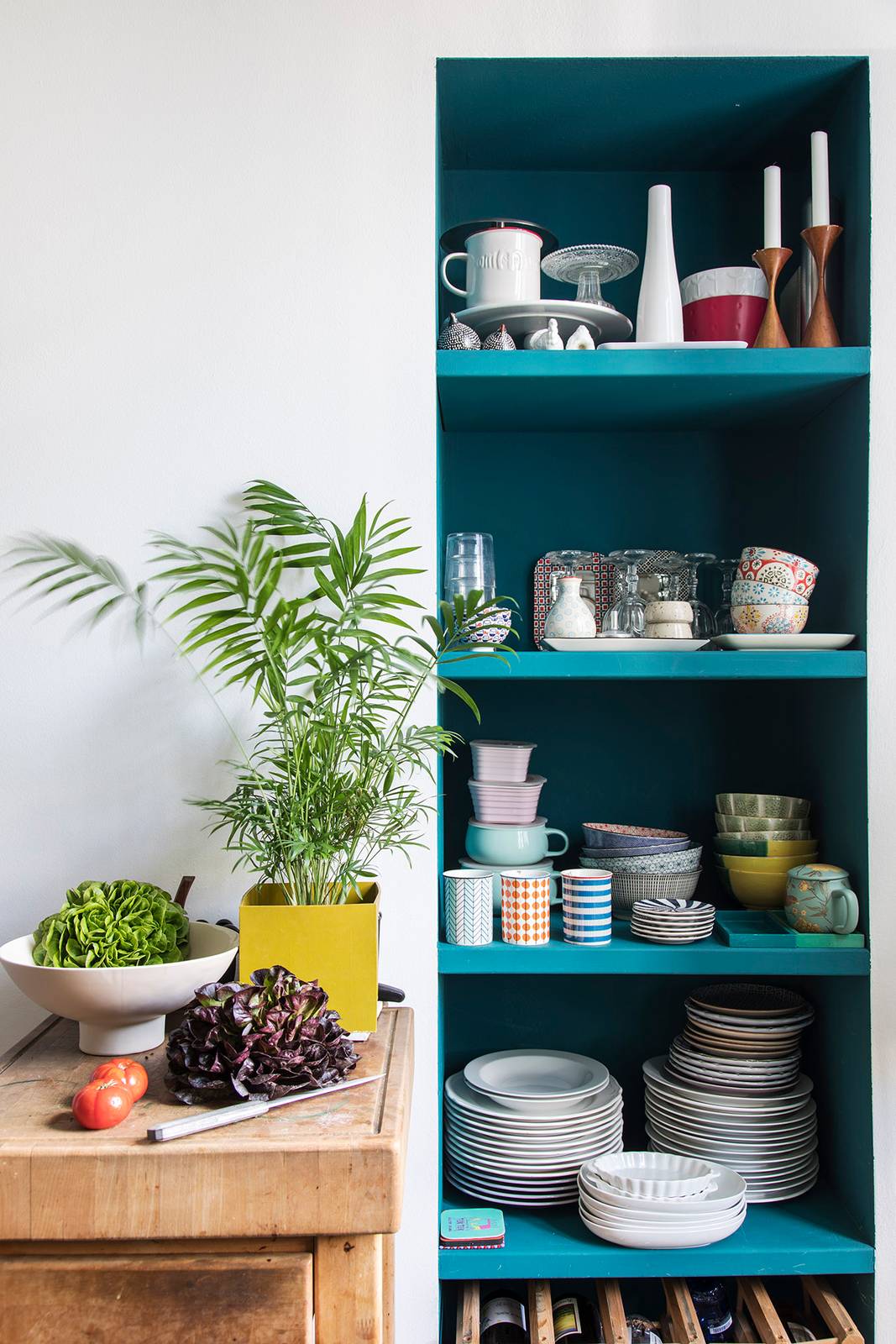 Esempio di nicchia valorizzata con ripiani per piatti e tazze. Progetto e foto architetto Clara Bona. Esempio di nicchia valorizzata con ripiani per piatti e tazze. Progetto e foto architetto Clara Bona.