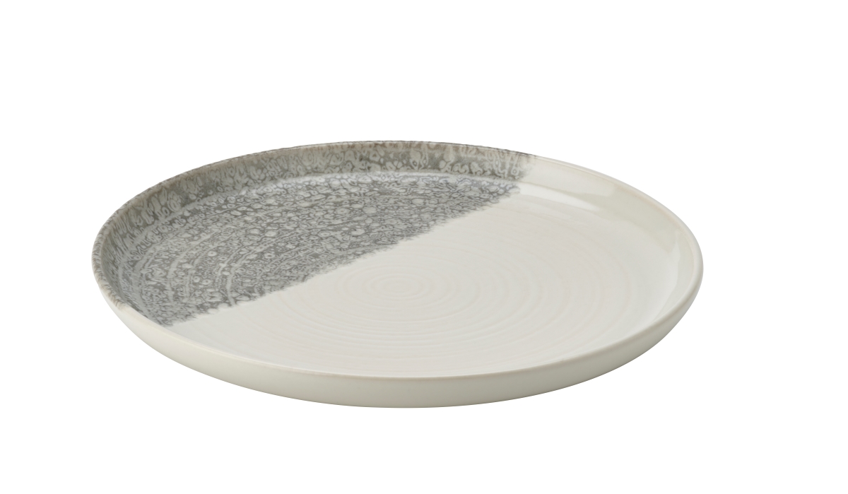 I piatti in fantasia grigio Krustistel permettono di sperimentare, abbinando sfumature e motivi per aggiungere stile e divertimento ad ogni pasto, decorando anche la tavola delle Feste. Prezzo 2,50 euro per il piatto fondo, 2,95 euro per il piatto piano.