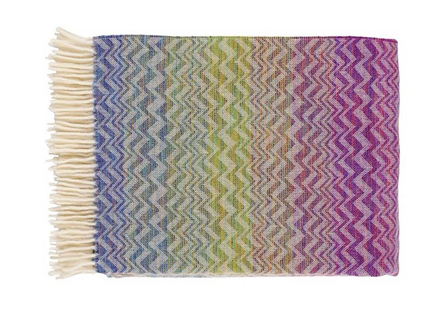 Il plaid Bastien di Missoni Home, dal motivo decorativo a righe degradanti con il tipico zig zag della casa di moda e i bordi a frange, è in misto lana e misura L 130 x P 190 cm. Costa 290 euro. www.missoni.com Il plaid Bastien di Missoni Home, dal motivo decorativo a righe degradanti con il tipico zig zag della casa di moda e i bordi a frange, è in misto lana e misura L 130 x P 190 cm. Costa 290 euro. www.missoni.com