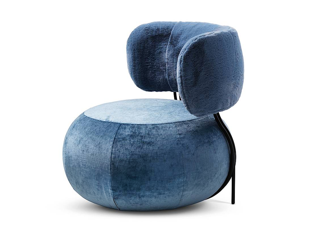Baby Geo di Saba ha la struttura in tondino di metallo che sorregge lo schienale e permette di agganciarlo al pouf. Misura L 75 x P 80 x H 73 cm. Costa da 1.358 euro + Iva. sabaitalia.com Baby Geo di Saba ha la struttura in tondino di metallo che sorregge lo schienale e permette di agganciarlo al pouf. Misura L 75 x P 80 x H 73 cm. Costa da 1.358 euro + Iva. sabaitalia.com