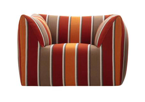 Realizzata con materiali riciclati e riciclabili, La Bambola Outdoor di B&B Italia misura L 115 x P 90 x H 75 cm. Costa da 4.085 euro. www.bebitalia.com Realizzata con materiali riciclati e riciclabili, La Bambola Outdoor di B&B Italia misura L 115 x P 90 x H 75 cm. Costa da 4.085 euro. www.bebitalia.com