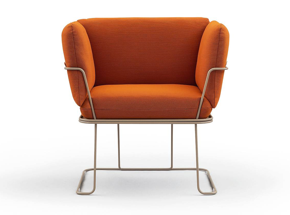 Con sottile telaio in acciaio e ricca imbottitura, Lounge Chair Merano di B-Line misura L 84,5 x P 59 x H 80,5 cm. Costa 2.362,92 euro. www.b-line.it Con sottile telaio in acciaio e ricca imbottitura, Lounge Chair Merano di B-Line misura L 84,5 x P 59 x H 80,5 cm. Costa 2.362,92 euro. www.b-line.it