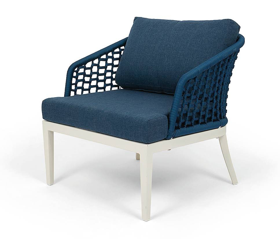 In&out, Mediterraneo by Coincasa è in alluminio verniciato con schienale in poliestere. Misura L 73 x P 73 x H 76 cm. Costa 549 euro. www.coin.com In&out, Mediterraneo by Coincasa è in alluminio verniciato con schienale in poliestere. Misura L 73 x P 73 x H 76 cm. Costa 549 euro. www.coin.com