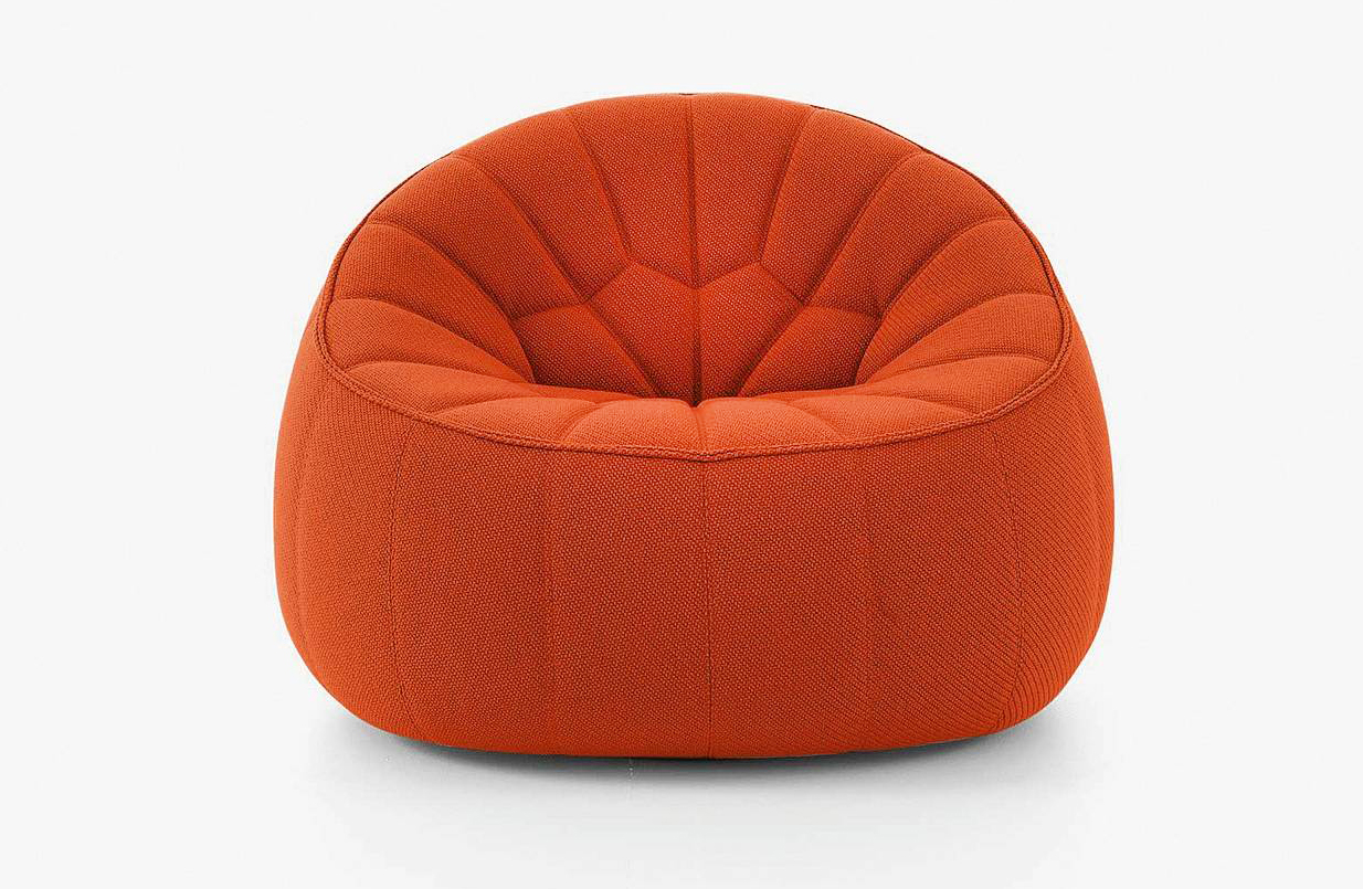 Fissa o girevole, Ottoman di Ligne Roset  ha il rivestimento effetto trapuntato. Misura L 100 x P 93 x H 68 cm. Costa da 1.777 euro. www.ligne-roset.it Fissa o girevole, Ottoman di Ligne Roset  ha il rivestimento effetto trapuntato. Misura L 100 x P 93 x H 68 cm. Costa da 1.777 euro. www.ligne-roset.it