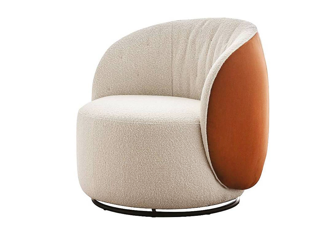 Girevole, Maud di La Casa Moderna è rivestita in tessuto sfoderabile. La base è in metallo. Misura L 82 x P 79 x H 76 cm. Costa da 930 euro. www.lacasamoderna.com Girevole, Maud di La Casa Moderna è rivestita in tessuto sfoderabile. La base è in metallo. Misura L 82 x P 79 x H 76 cm. Costa da 930 euro. www.lacasamoderna.com