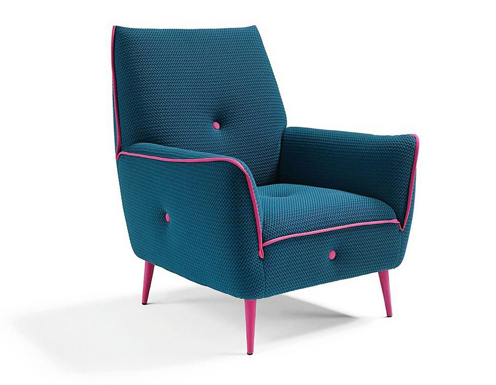 Schienale alto di gusto rétro per Yuki di Egoitaliano rivestita in tessuto stretch con dettagli color fucsia come i piedini. Misura L 78 x P 83 x H 94 cm. Costa 1.050 euro. www.egoitaliano.com Schienale alto di gusto rétro per Yuki di Egoitaliano rivestita in tessuto stretch con dettagli color fucsia come i piedini. Misura L 78 x P 83 x H 94 cm. Costa 1.050 euro. www.egoitaliano.com