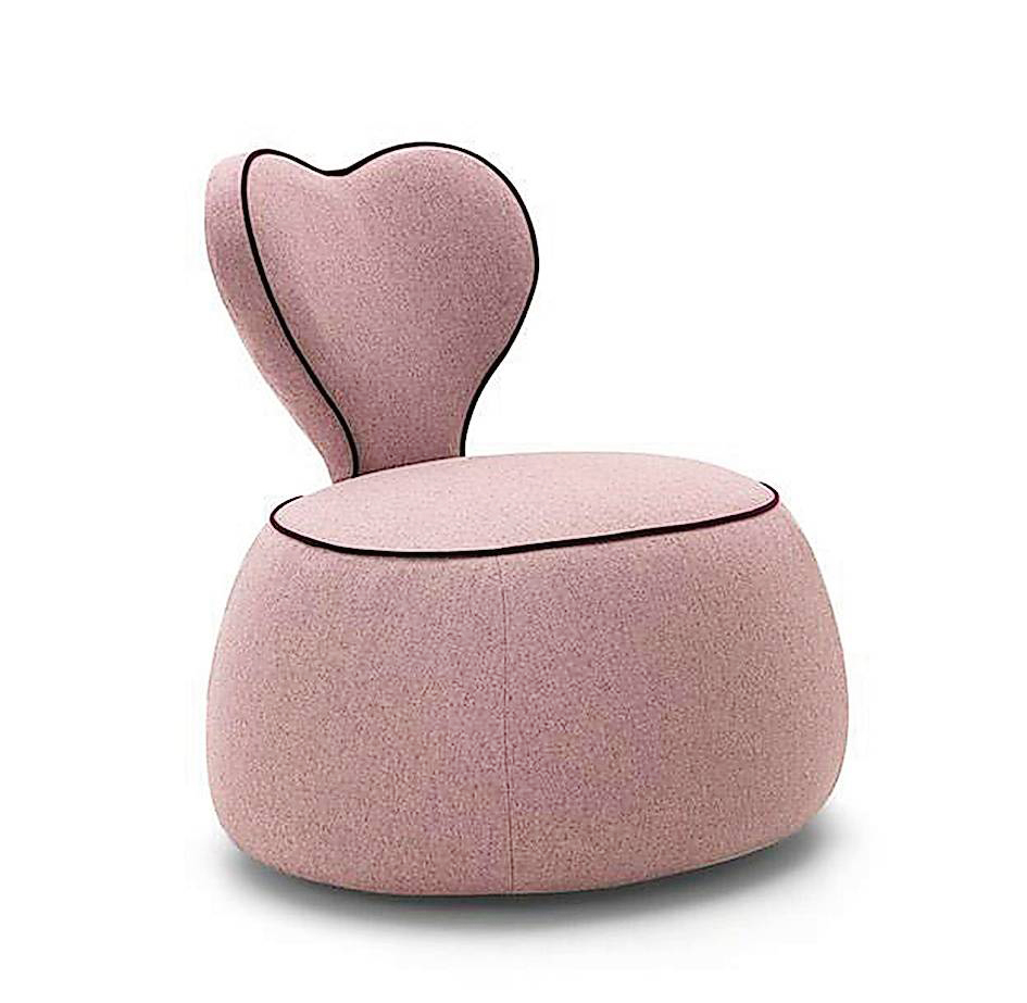 Con maniglia in cuoio e rotelle che ne facilitano lo spostamento, Love di Felis misura L 82 x P 76 x H 80 cm. Costa da 1.446 euro. www.felis.it Con maniglia in cuoio e rotelle che ne facilitano lo spostamento, Love di Felis misura L 82 x P 76 x H 80 cm. Costa da 1.446 euro. www.felis.it