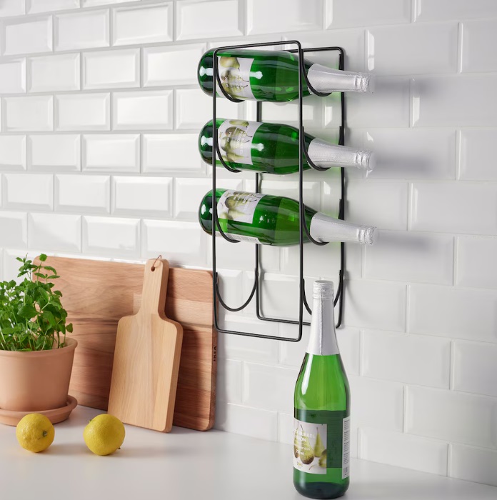 Per gli amanti del design minimal e del buon vino, il portabottiglie Snöspira è l'idea regalo giusta. Questo accessorio dallo stile semplice si adatta bene a qualsiasi tipo di arredamento e aiuta e tenere in ordine le proprie bottiglie preferite. Si può appoggiare su un ripiano, montarlo a parete oppure combinarne più di uno per ottenere una soluzione più capiente. Prezzo 5,95 euro.
