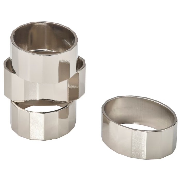 Il portatovagliolo Fröjda effetto acciaio inossidabile è l'ideale per completare una tavola di Capodanno con i suoi riflessi metallici. Prezzo 3,50 euro per quattro pezzi.