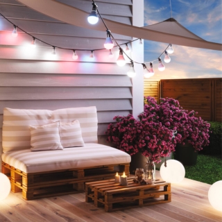 Il set di 4 cuscini decorativi da esterno in poliestere a righe beige di Leroy Merlin è ideale per realizzare un divano 2 posti con una pila di bancali in pallet del classico formato 120 x 80 cm. Prezzo 129.90 euro. www.leroymerlin.it