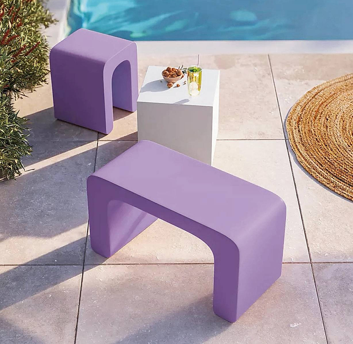 A due posti, lo sgabello in polietilene da esterno Cod. ZP-PG5 di Deghi è adatto anche come tavolino. In più colori, inalterabili agli agenti atmosferici, misura L 77 x P 34,5 x H 43 cm. Costa 110 euro. www.deghi.it A due posti, lo sgabello in polietilene da esterno Cod. ZP-PG5 di Deghi è adatto anche come tavolino. In più colori, inalterabili agli agenti atmosferici, misura L 77 x P 34,5 x H 43 cm. Costa 110 euro. www.deghi.it