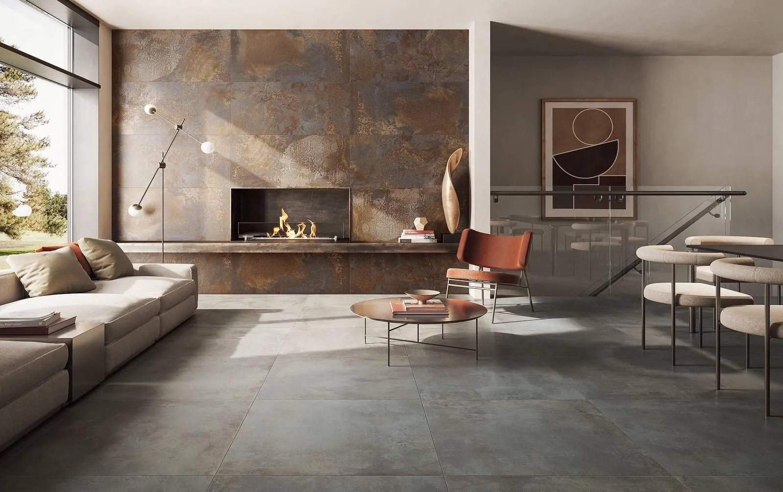 La parete del soggiorno è rivestita in gres porcellanato (serie Blend di Century, colore Art, a parete, da 60 x 120 cm, http://www.century-ceramica.it )  dall'effetto molto decorativo.