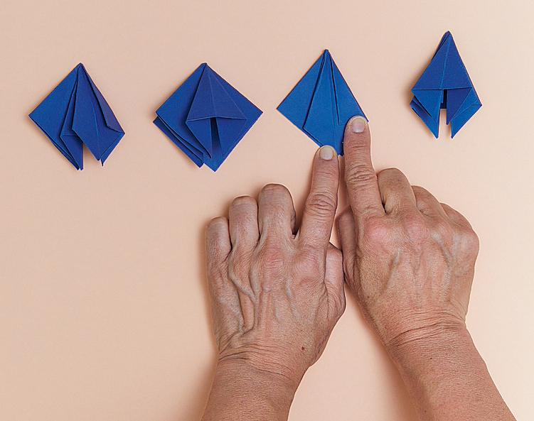 4. Girare sul retro e spostare verso sinistra la parte piegata, ripetere il procedimento piegando l’angolo di destra verso il centro. Aprirlo così da ottenere la forma triangolare come nello step 2. Girare, ripetere i movimenti sul retro per comporre la sagoma stretta a forma di diamante, l’ultima della sequenza in foto. 4. Girare sul retro e spostare verso sinistra la parte piegata, ripetere il procedimento piegando l’angolo di destra verso il centro. Aprirlo così da ottenere la forma triangolare come nello step 2. Girare, ripetere i movimenti sul retro per comporre la sagoma stretta a forma di diamante, l’ultima della sequenza in foto.