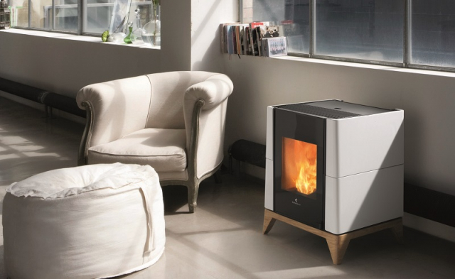 Diffonde l’aria per convezione naturale Aria di Ravelli, dal corpo in ghisa su basamento in rovere massello e rivestimento laterale in maiolica bianca o nera. Il braciere è in ghisa, ha serbatoio da 17 kg con autonomia massima 29 ore ed è dotata di telecomando touch. Potenza 5,7 kW. Rendimento max 93,8%. 4 stelle per prestazione ambientale. Classe A+. Misura L 62 x P 51 x H 72 cm. http://ita.ravelligroup.it Diffonde l’aria per convezione naturale Aria di Ravelli, dal corpo in ghisa su basamento in rovere massello e rivestimento laterale in maiolica bianca o nera. Il braciere è in ghisa, ha serbatoio da 17 kg con autonomia massima 29 ore ed è dotata di telecomando touch. Potenza 5,7 kW. Rendimento max 93,8%. 4 stelle per prestazione ambientale. Classe A+. Misura L 62 x P 51 x H 72 cm. http://ita.ravelligroup.it