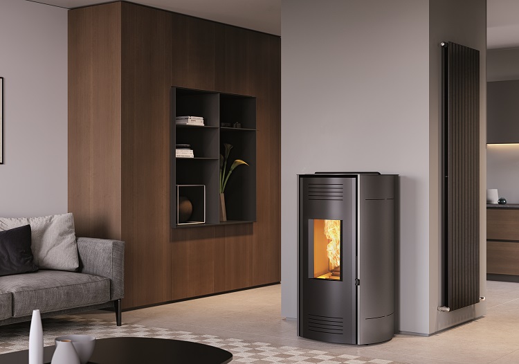 La termostufa Bolina E di Caminetti Montegrappa permette di regolare la potenza su 5 livelli in base alle necessità e riscalda sia ad acqua che ad aria. Il bruciatore è in ghisa e il serbatoio del pellet ha capacità 24 kg. Il rivestimento è in acciaio verniciato grigio, nero o crema e il top ha inserto in maiolica. Potenza 17,2 kW. Rendimento 94,3%. Classe energetica A++, ambientale 5 stelle. Misura L 52 x P 58 x H 112 cm. Prezzo 2.849 euro. www.caminettimontegrappa.it La termostufa Bolina E di Caminetti Montegrappa permette di regolare la potenza su 5 livelli in base alle necessità e riscalda sia ad acqua che ad aria. Il bruciatore è in ghisa e il serbatoio del pellet ha capacità 24 kg. Il rivestimento è in acciaio verniciato grigio, nero o crema e il top ha inserto in maiolica. Potenza 17,2 kW. Rendimento 94,3%. Classe energetica A++, ambientale 5 stelle. Misura L 52 x P 58 x H 112 cm. Prezzo 2.849 euro. www.caminettimontegrappa.it