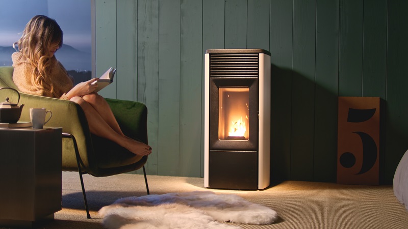 Ha struttura in acciaio, top e braciere in ghisa, fianchi in acciaio Ego di MCZ che può essere gestita anche da smartphone con App. Può avere lo scarico fumi sul top anziché sul retro. Disponibile in otto versioni, ha potenza da 8 a 11,8 kW, capacità serbatoio 50 litri con autonomia max 50 ore e rendimento 90-92,8%. Con tecnologia Core è certificata 5 stelle. Classe A+. Misura L 50 x P 55 x H 104 cm. Prezzo da 3.090 euro + Iva. www.mcz.it Ha struttura in acciaio, top e braciere in ghisa, fianchi in acciaio Ego di MCZ che può essere gestita anche da smartphone con App. Può avere lo scarico fumi sul top anziché sul retro. Disponibile in otto versioni, ha potenza da 8 a 11,8 kW, capacità serbatoio 50 litri con autonomia max 50 ore e rendimento 90-92,8%. Con tecnologia Core è certificata 5 stelle. Classe A+. Misura L 50 x P 55 x H 104 cm. Prezzo da 3.090 euro + Iva. www.mcz.it