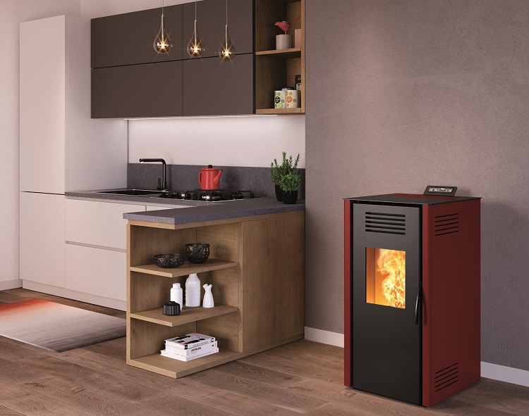 La stufa a pellet Nuova Vieste di Invicta in vendita da Leroy Merlin riscalda con aria calda ventilata e si programma con il pannello comandi reclinato. La struttura è in acciaio verniciato e il braciere autopulente. Potenza 7,3 kW per riscaldare fino a 83 mq. Capacità serbatoio 15 kg. Rendimento 88,7%. Classe A+, 4 stelle. Misura L 47 x P 56 x H 95 cm. Prezzo 699 euro. www.leroymerlin.it La stufa a pellet Nuova Vieste di Invicta in vendita da Leroy Merlin riscalda con aria calda ventilata e si programma con il pannello comandi reclinato. La struttura è in acciaio verniciato e il braciere autopulente. Potenza 7,3 kW per riscaldare fino a 83 mq. Capacità serbatoio 15 kg. Rendimento 88,7%. Classe A+, 4 stelle. Misura L 47 x P 56 x H 95 cm. Prezzo 699 euro. www.leroymerlin.it