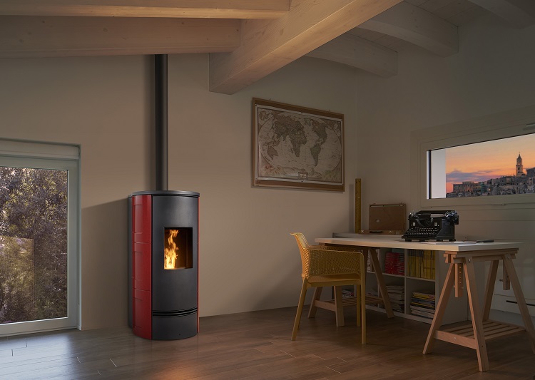 È rivestita sui lati in maiolica P920 T della Premium Line di Piazzetta. Di forma tonda, si può installare filomuro nella versione con scarico superiore. Si può gestire anche con App e l’aria calda può essere canalizzata. Serbatoio pellet 18 kg. Potenza 8,5 kW. Rendimento massimo 91,2%. Classe A+, ambientale 5 stelle. Misura L 55,8 x P 57,6 x H 115,6 cm. Cpsta 4.000 euro + Iva. /www.piazzetta.com È rivestita sui lati in maiolica P920 T della Premium Line di Piazzetta. Di forma tonda, si può installare filomuro nella versione con scarico superiore. Si può gestire anche con App e l’aria calda può essere canalizzata. Serbatoio pellet 18 kg. Potenza 8,5 kW. Rendimento massimo 91,2%. Classe A+, ambientale 5 stelle. Misura L 55,8 x P 57,6 x H 115,6 cm. Cpsta 4.000 euro + Iva. /www.piazzetta.com