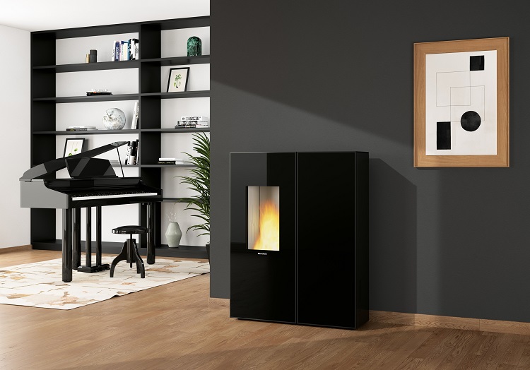 Sharon Plus della Evolution Line di LaNordica-Extraflame è una stufa slim ermetica con rivestimento in vetro nero e con focolare in refrattario bianco e braciere in ghisa. L’uscita dei fumi può essere superiore o posteriore e l’aria calda può essere canalizzata fino a 8 metri di distanza. Potenza nominale 10 kW. Capacita serbatoio 21 kg. Rendimento 91%. 4 stelle per prestazione ambientale. Classe A+. Misura L 90 x P 29 x H 115 cm. Prezzo da 3.310 euro. www.lanordica-extraflame.com/it Sharon Plus della Evolution Line di LaNordica-Extraflame è una stufa slim ermetica con rivestimento in vetro nero e con focolare in refrattario bianco e braciere in ghisa. L’uscita dei fumi può essere superiore o posteriore e l’aria calda può essere canalizzata fino a 8 metri di distanza. Potenza nominale 10 kW. Capacita serbatoio 21 kg. Rendimento 91%. 4 stelle per prestazione ambientale. Classe A+. Misura L 90 x P 29 x H 115 cm. Prezzo da 3.310 euro. www.lanordica-extraflame.com/it