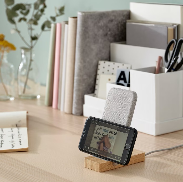 Non solo ricarica lo smartphone mentre lo si usa senza dover cercare o districare cavi, ma si abbina anche a qualsiasi stile di arredo. Il supporto di ricarica wireless in bambù Nordmärke ha infatti un design elegante e lineare, coordinabile a qualsiasi ambiente della casa. Il telefono può essere posizionato in orizzontale oppure in verticale: in entrambi i casi si caricherà e potrà essere usato senza occupare le mani, una soluzione comoda ad esempio quando si cucina. Prezzo 15 euro.