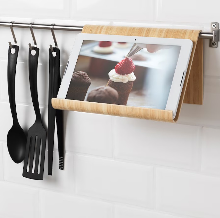 Il supporto per tablet Vivalla diventerà presto indispensabile per chi usa abitualmente questo strumento, ma non solo. Questo accessorio Ikea può infatti essere usato sia per sorreggere il tablet che per tenere un libro o un ricettario all'altezza degli occhi, appendendolo ad un binario fissato alla parete. Una vera comodità per tutti gli appassionati di cucina! È realizzato in bambù, un materiale ecologico, resistente e adatto all'uso quotidiano. Prezzo 15 euro.