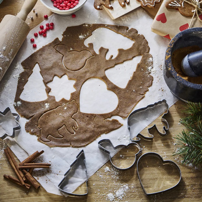 Preparare i biscotti insieme è un momento divertente e di condivisione. Grazie a questo set di cinque tagliabiscotti Vinterfint è possibile lasciare libera la creatività realizzando biscotti a forma di orsacchiotto, uccellino, stella, cuore e albero di Natale. Un'idea regalo firmata Ikea per chi ama darsi da fare in cucina, non solo durante le Feste! Prezzo 3,95 euro.