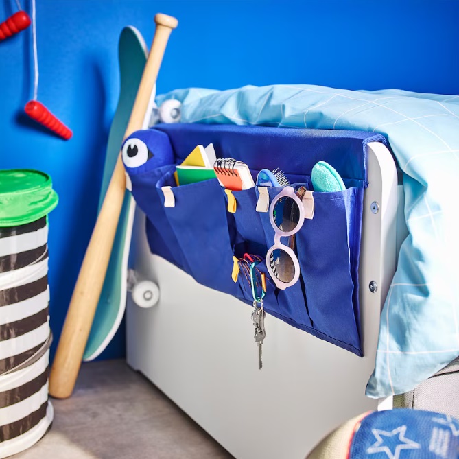 Tasca da letto Da Ikea è possibile trovare tante ispirazioni anche per il regalo giusto da fare ai più piccoli. La tasca da letto Möjlighet permette a bambini e ragazzi di tenere in ordine e a portata di mano tutto ciò che può servire: il libro, le cuffie o gli auricolari, il tablet, una bottiglietta di acqua e tanto altro ancora. Si adatta a molti letto per bambini ed è facile da appendere alle sponde o alla pediera. Prezzo 7,95 euro.