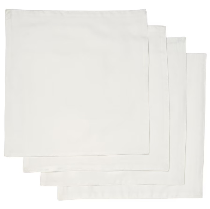 I tovaglioli bianchi Fröjda, con il loro stile intramontabile, sono il prefetto completamento per la tavola natalizia. Il set comprende quattro tovaglioli in cotone/lyocell bianco realizzati con materiale rimanente della produzione di lenzuola. Morbidi e assorbenti, possono essere lavati in lavatrice. Prezzo 3,50 euro.