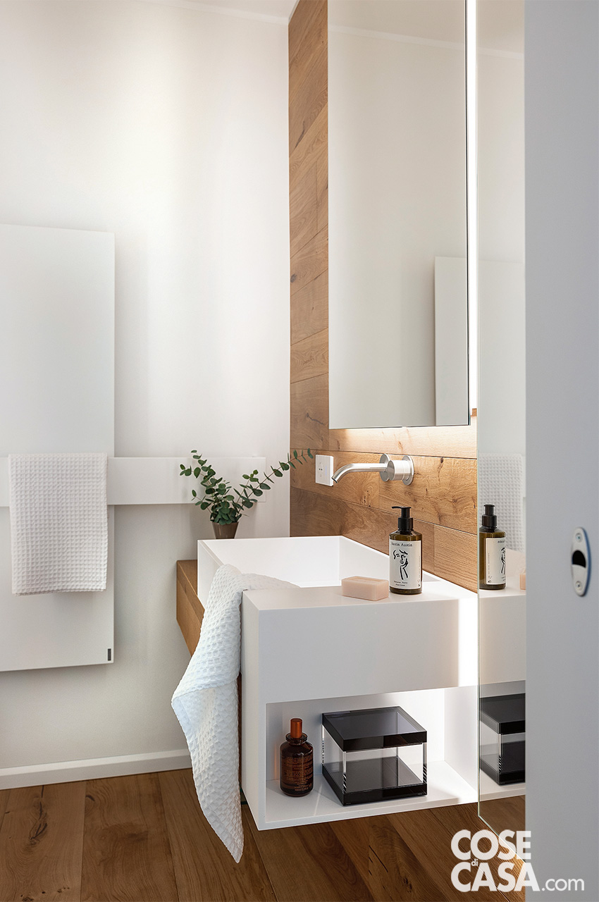 Secondo bagno con parete in legno Secondo bagno con parete in legno