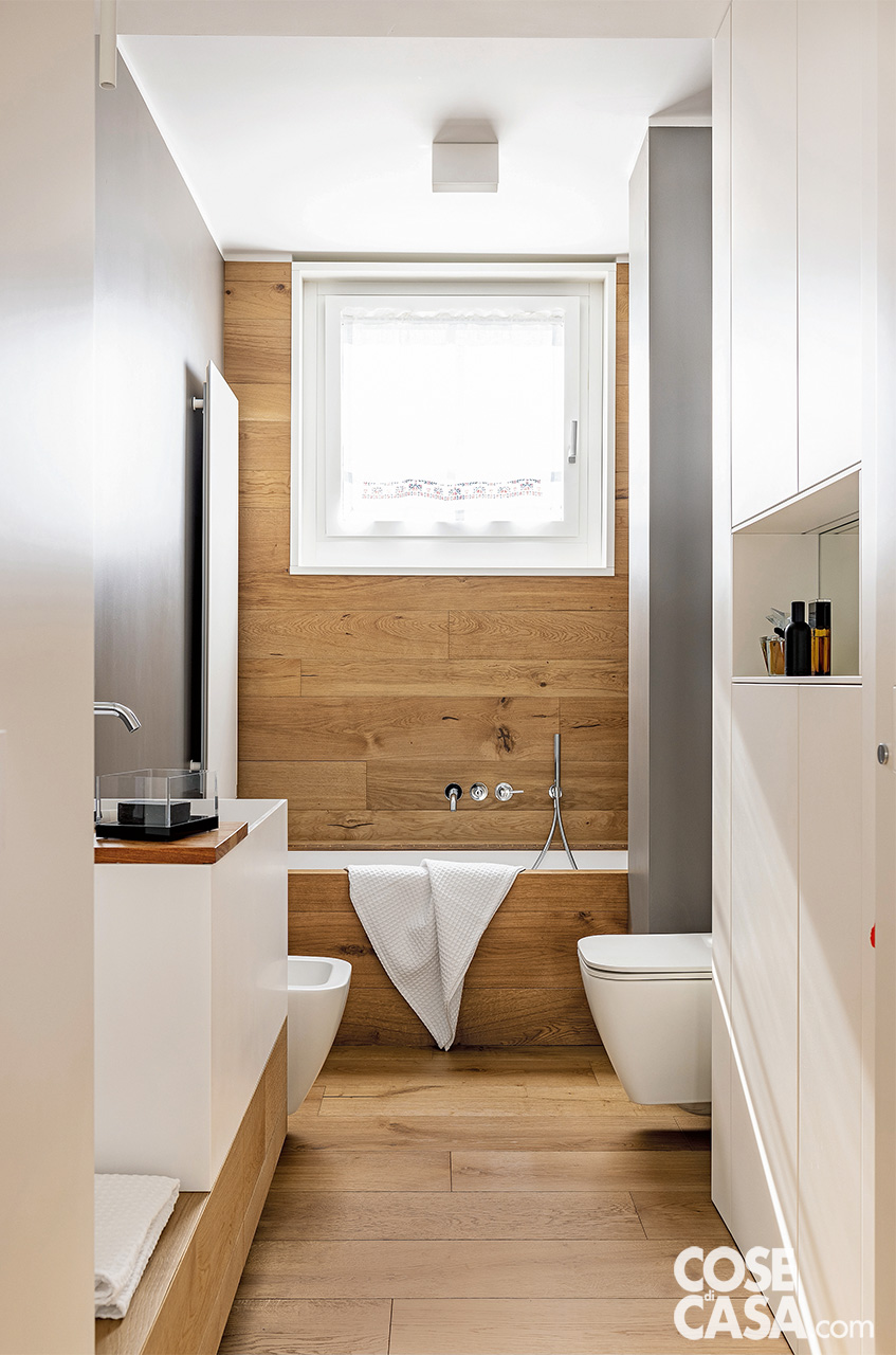 Bagno con vasca rivestita in legno Bagno con vasca rivestita in legno