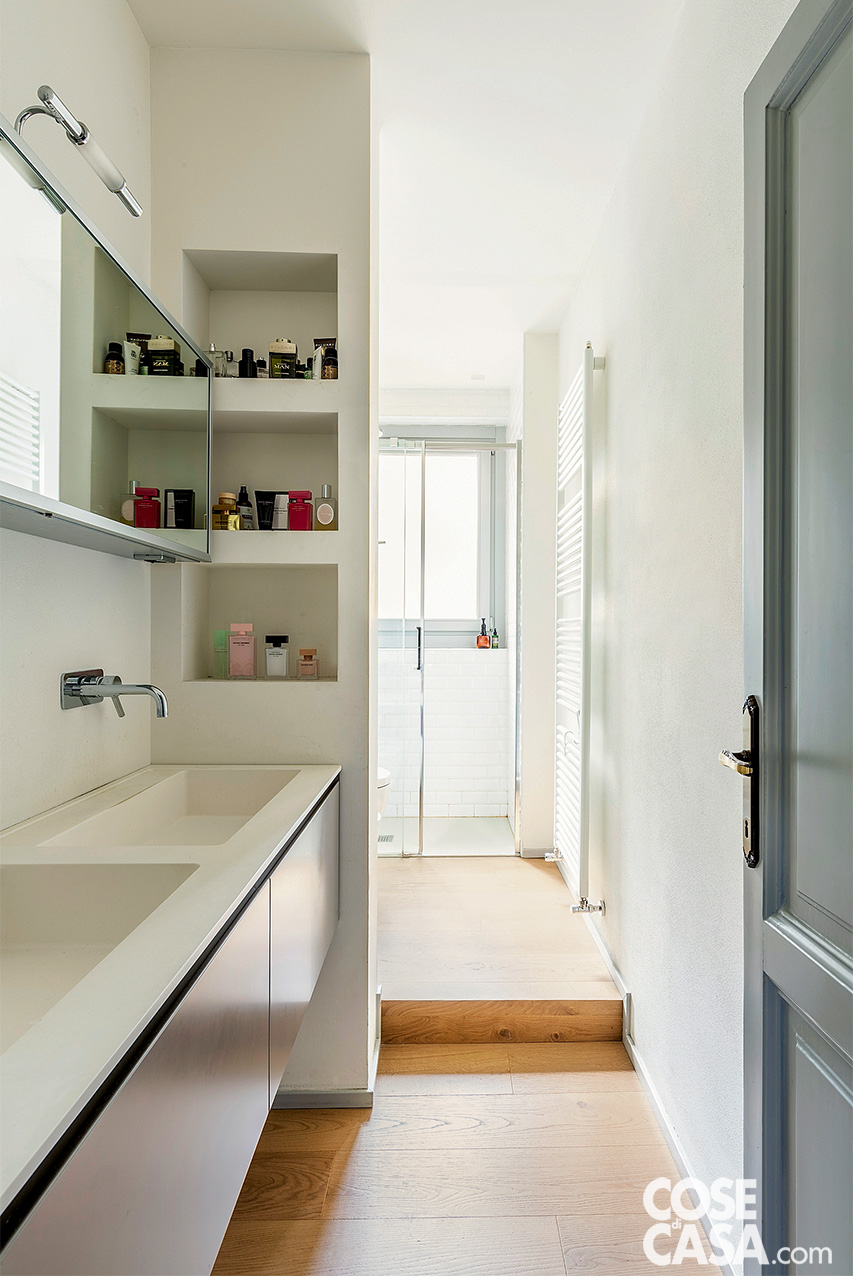 bagno piccolo, moderno, con pareti a smalto e parquet rovere, doccia sotto la finestra bagno piccolo, moderno, con pareti a smalto e parquet rovere, doccia sotto la finestra