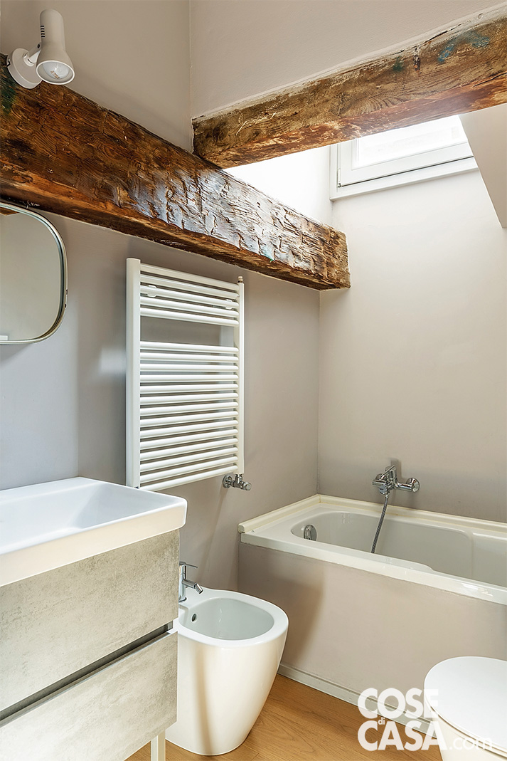 bagno piccolo, moderno, con travi a vista scure, pareti a smalto e parquet rovere, vasca sotto il vecchio abbaino bagno piccolo, moderno, con travi a vista scure, pareti a smalto e parquet rovere, vasca sotto il vecchio abbaino