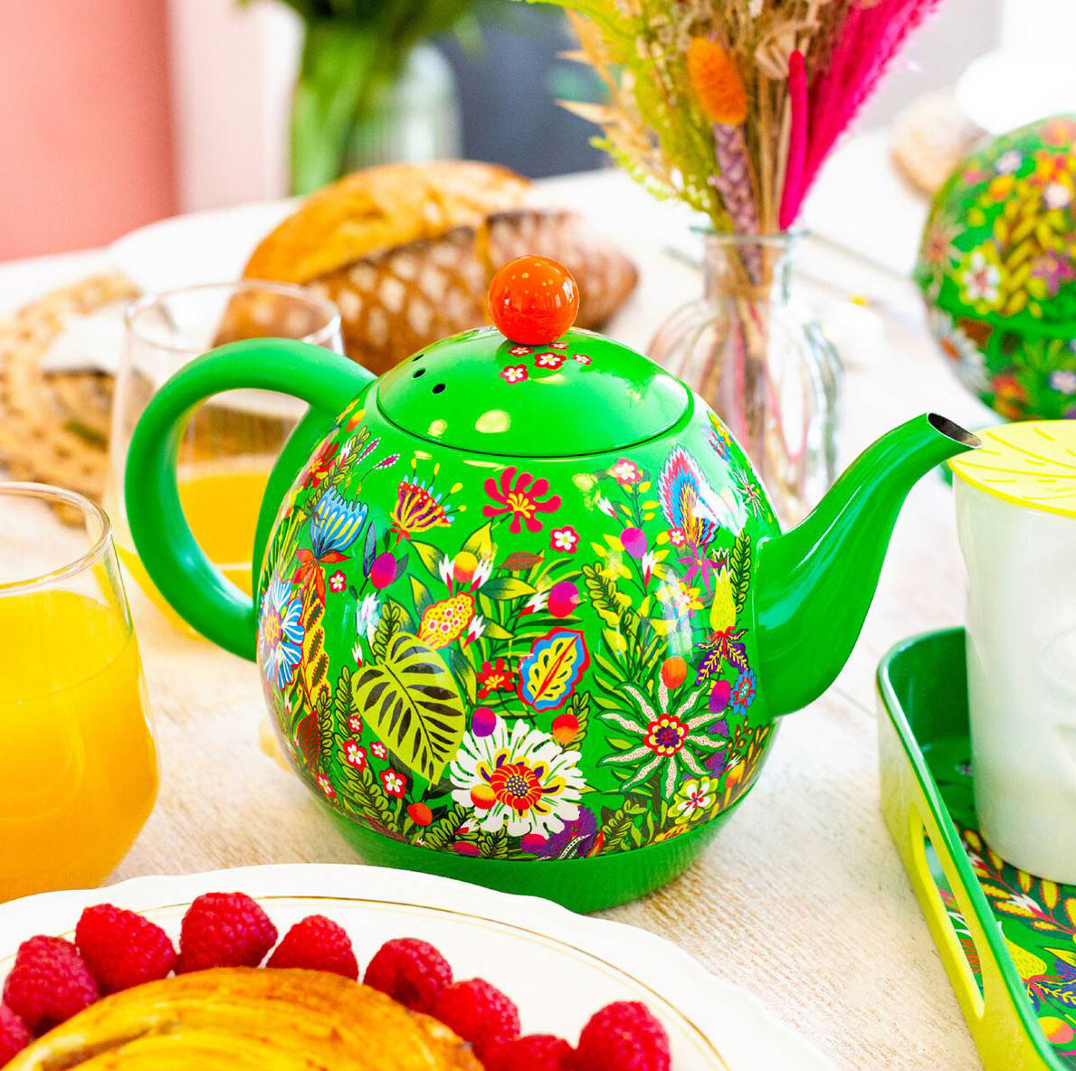 In 6 minuti il bollitore capiente un 1 litro Byzance di Pylones scalda l’acqua per un tè o una tisana. In acciaio inossidabile decorato con una fantasia originale, ha potenza di 800 watt. Prezzo 89 euro. www.pylones.com