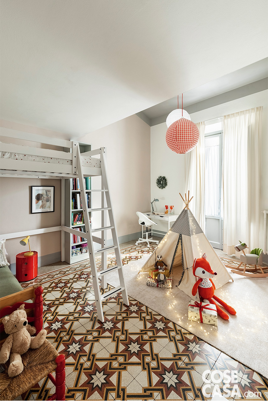 camera dei bambini con letto a castello, pareti chiare e pavimento in cementine camera dei bambini con letto a castello, pareti chiare e pavimento in cementine