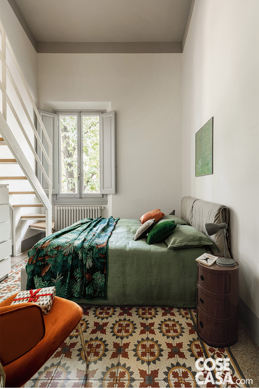 camera da letto con pavimento in cementine verdi e copriletto verde camera da letto con pavimento in cementine verdi e copriletto verde