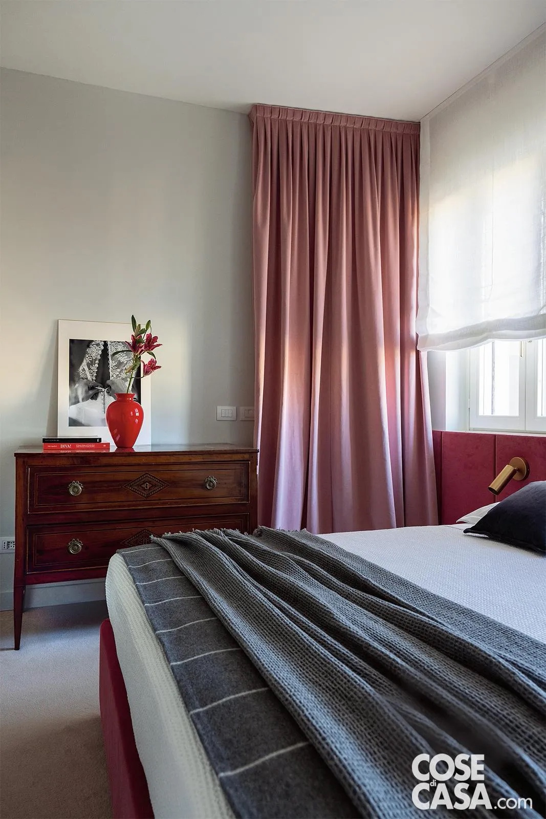 Nella camera matrimoniale, il contenitore dietro il letto è stato realizzato su disegno di progettisti da Clou. Il copriletto Apone, i cuscini in velluto grigio, il plaid in lana, il completo in raso di puro cotone Brera Ritz sono tutti di Mirabello Carrara. I tendaggi della lavanderia e della cabina armadio in velluto rosa sono stati realizzati da Clou. Nella camera matrimoniale, il contenitore dietro il letto è stato realizzato su disegno di progettisti da Clou. Il copriletto Apone, i cuscini in velluto grigio, il plaid in lana, il completo in raso di puro cotone Brera Ritz sono tutti di Mirabello Carrara. I tendaggi della lavanderia e della cabina armadio in velluto rosa sono stati realizzati da Clou.