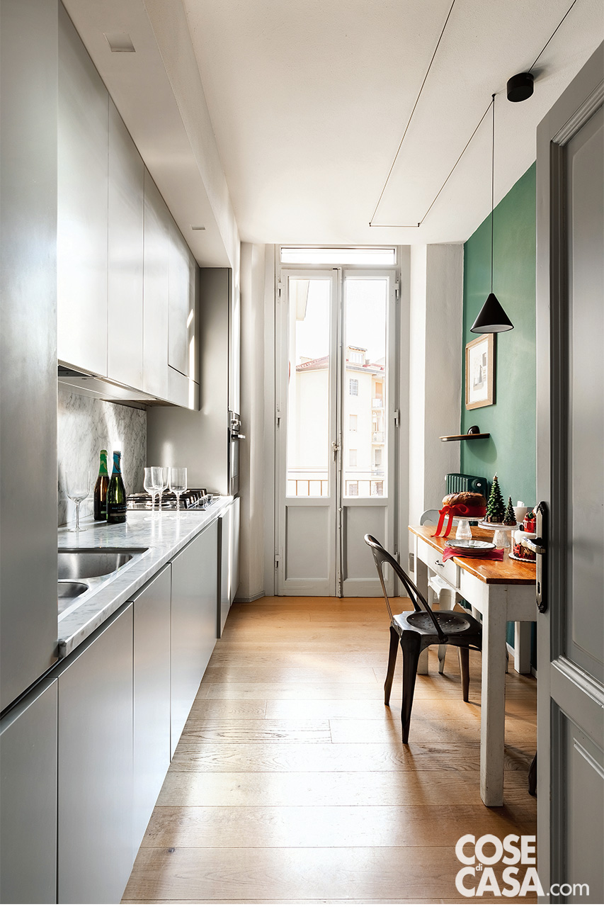 cucina grigia e parete verde, con vecchia porta e finestra riverniciata cucina grigia e parete verde, con vecchia porta e finestra riverniciata