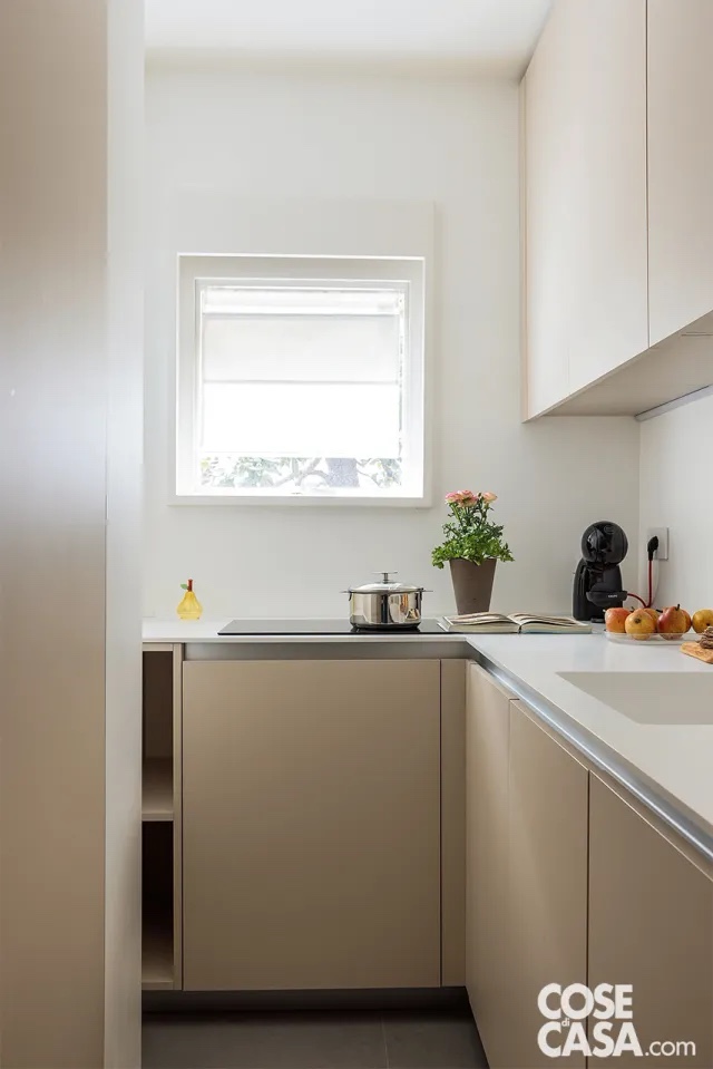 In cucina la composizione a L che sfrutta con le basi anche l’altezza del sottofinestra è stata realizzata su disegno dei progettisti dalla falegnameria Sereco (così come, di fronte, un’armadiatura con la lavanderia nascosta). Sul piano, la pentola è di Cristel, gli oggetti di Ichendorf. Foto: Cristina Galliena Bohman. Styling: Rosaria Sofia Galli. Progetto: Studiocarta – designer Andrea Villa, architetti Mauro Carta, Silvia Faravelli. In cucina la composizione a L che sfrutta con le basi anche l’altezza del sottofinestra è stata realizzata su disegno dei progettisti dalla falegnameria Sereco (così come, di fronte, un’armadiatura con la lavanderia nascosta). Sul piano, la pentola è di Cristel, gli oggetti di Ichendorf. Foto: Cristina Galliena Bohman. Styling: Rosaria Sofia Galli. Progetto: Studiocarta – designer Andrea Villa, architetti Mauro Carta, Silvia Faravelli.
