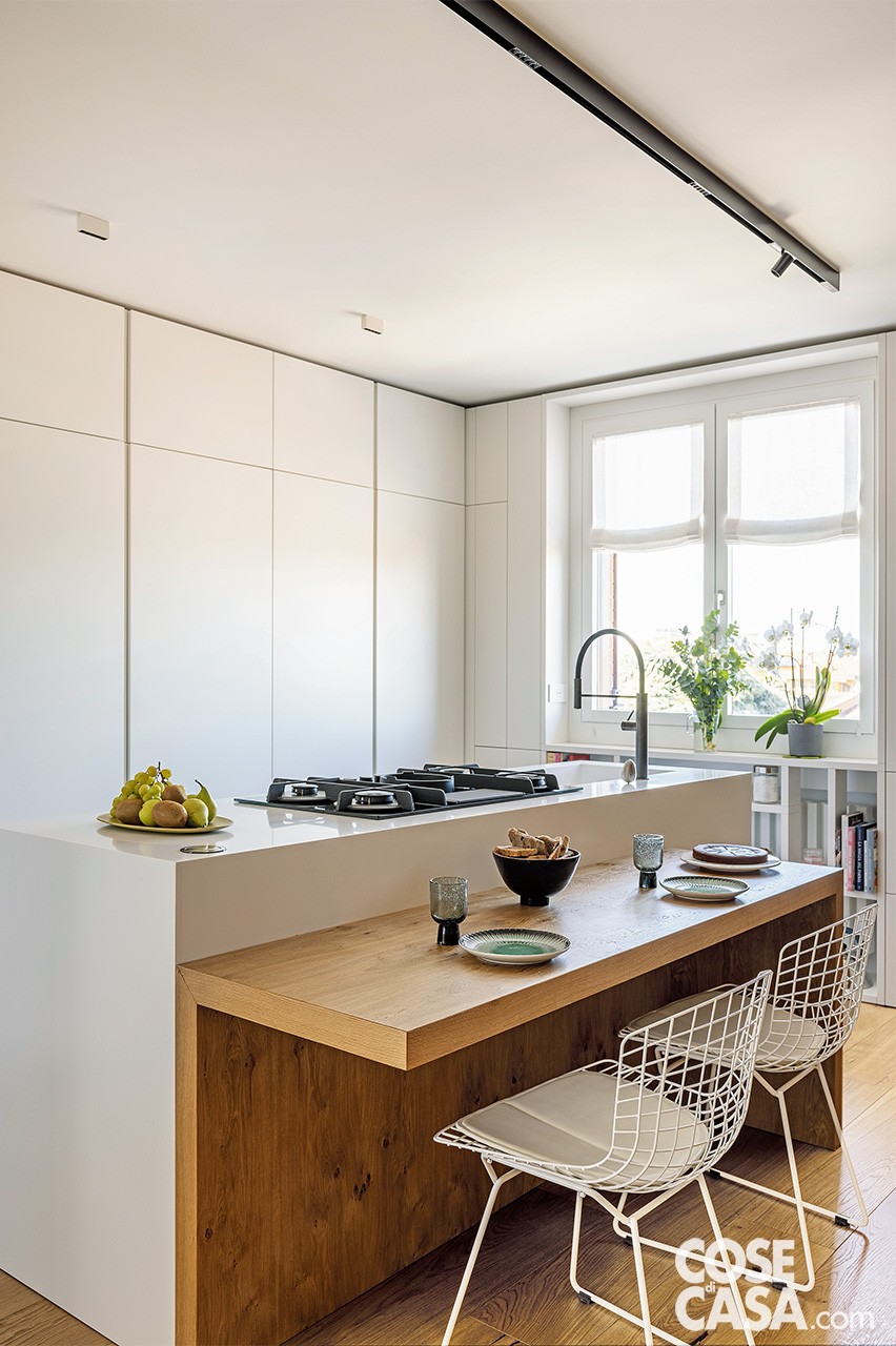 Isola centrale della cucina con piano cottura e lavello Isola centrale della cucina con piano cottura e lavello